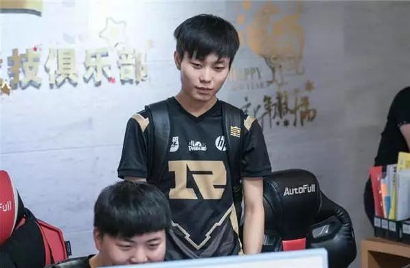 林是稳步前 林是稳步前